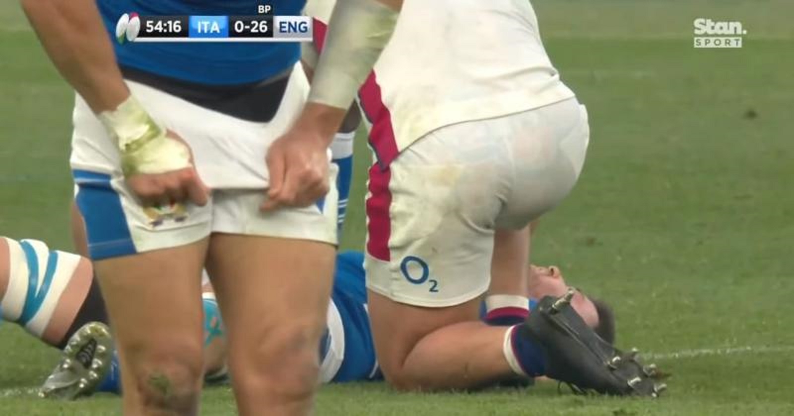 VIDEO : Un joueur Anglais aurait sauvé la vie de l’Italien Sebastian Negri en plein match !