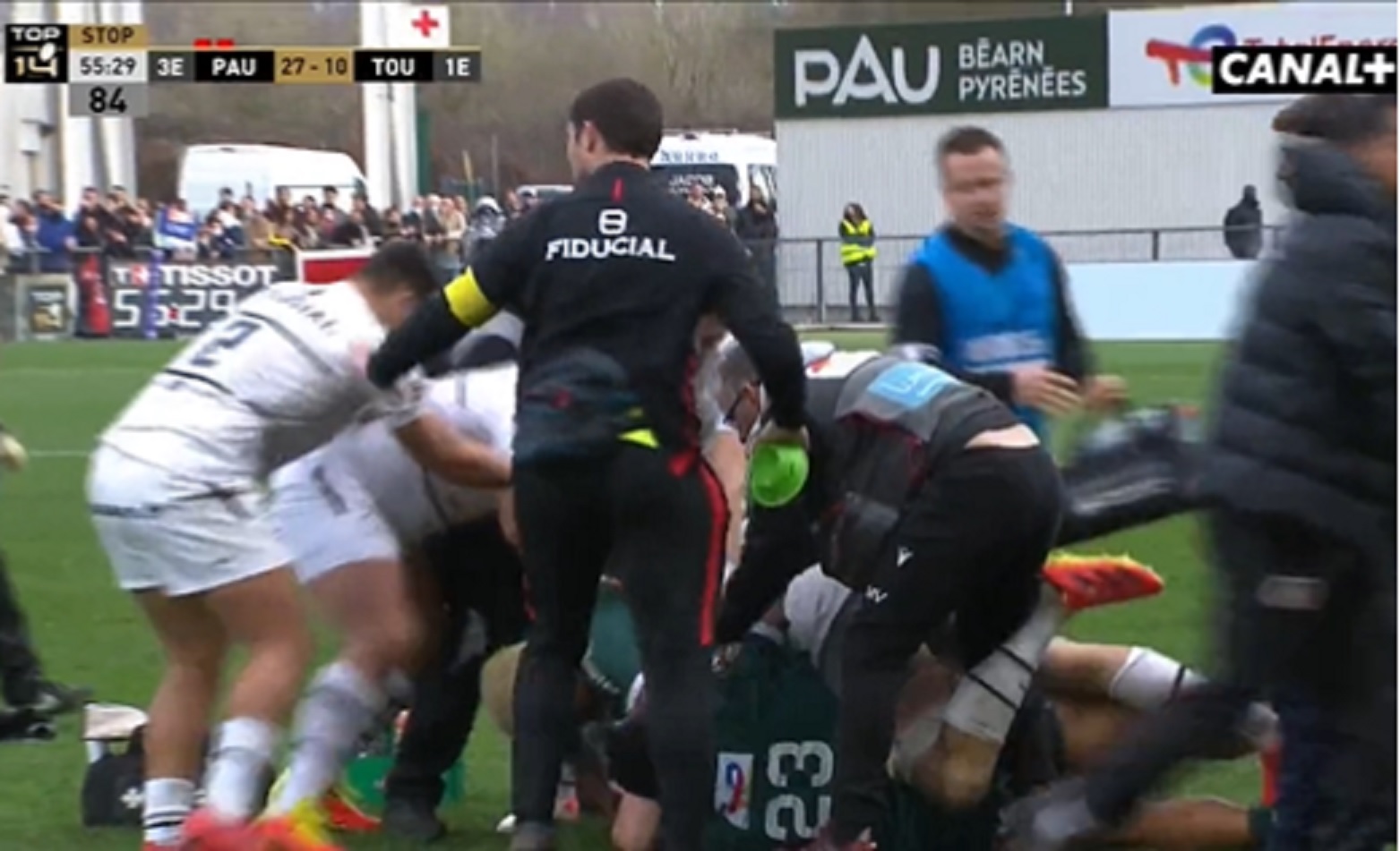 VIDEO : Quand les soigneurs participent aux échauffourées entre Pau et Toulouse