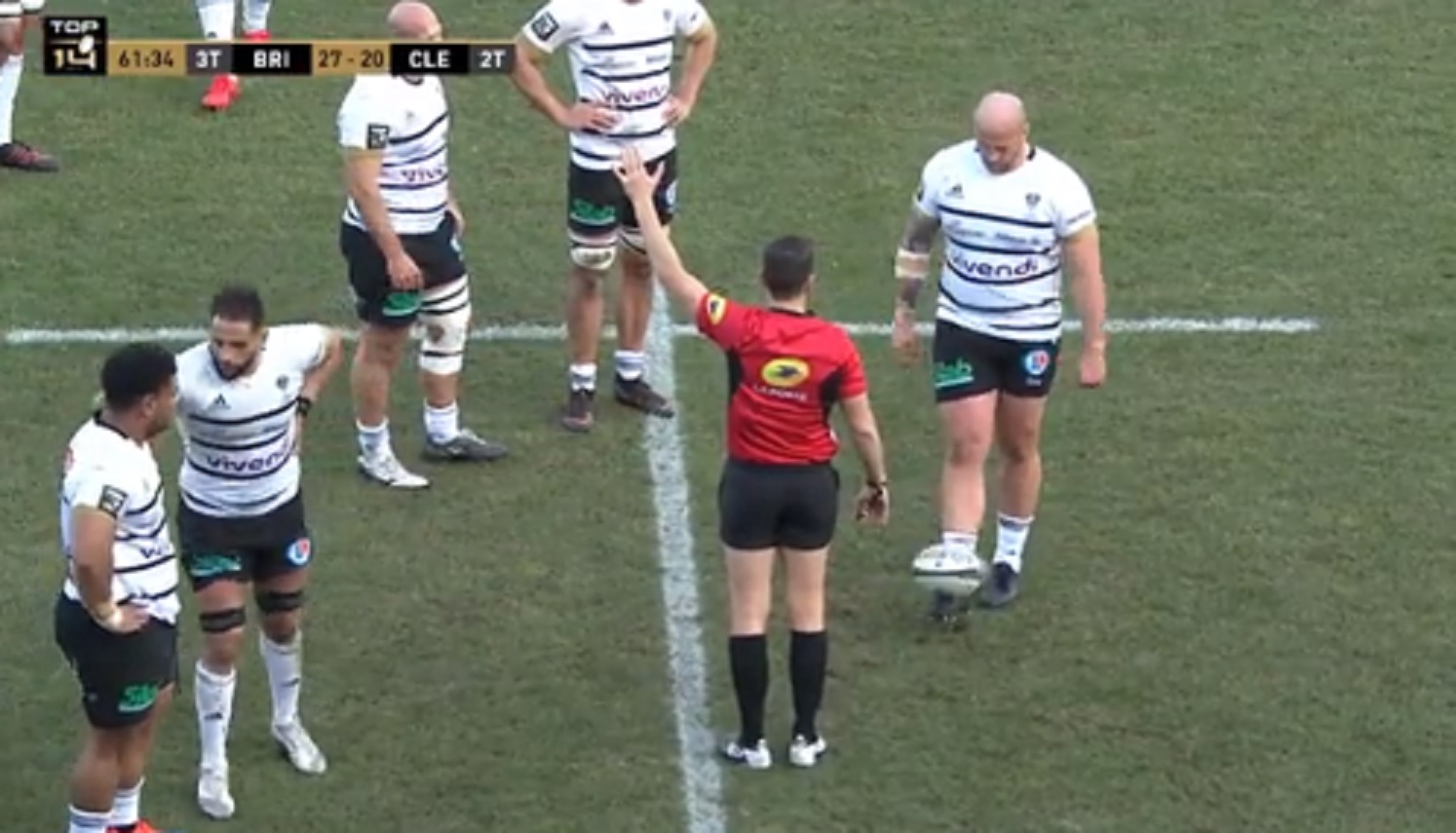 VIDEO : Le Briviste Thompson-Stringer a failli se faire piéger en s’amusant avec le ballon