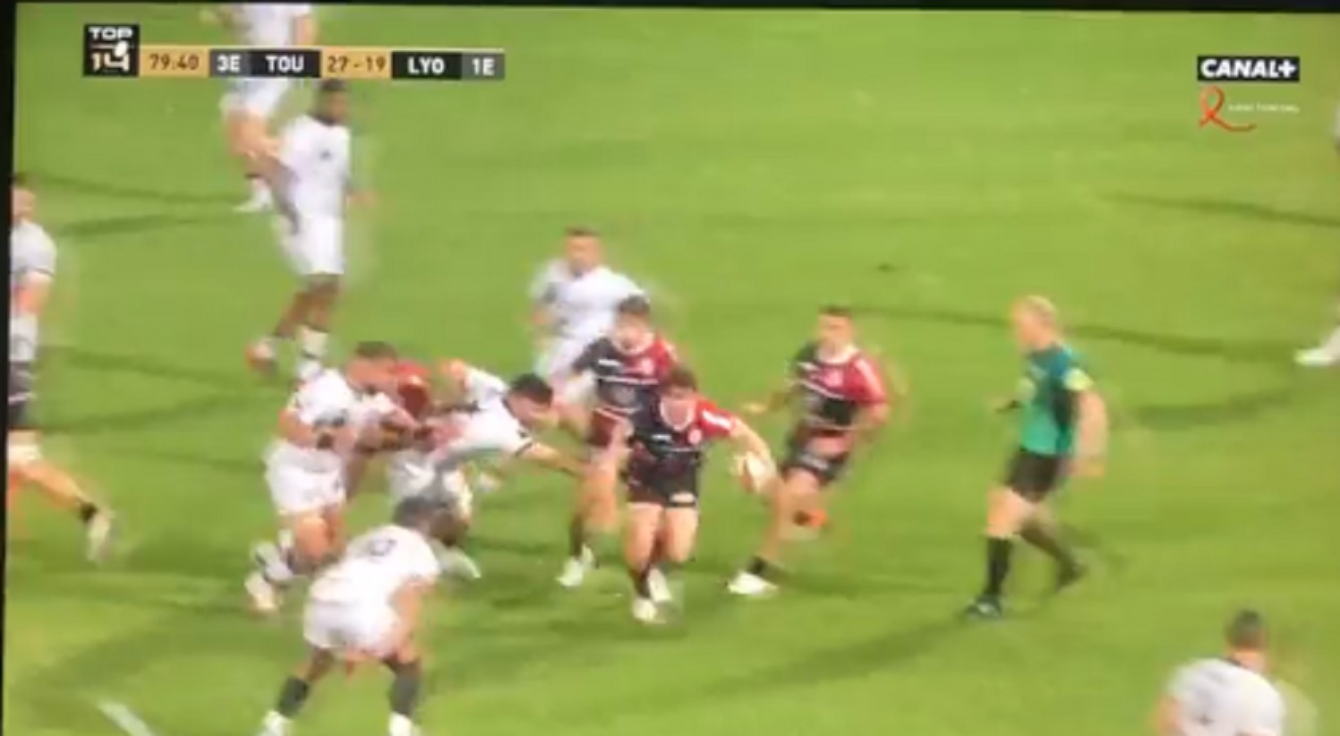 VIDEO : L’incroyable action d’Antoine Dupont qui tracte la défense Lyonnaise sur 20 mètres