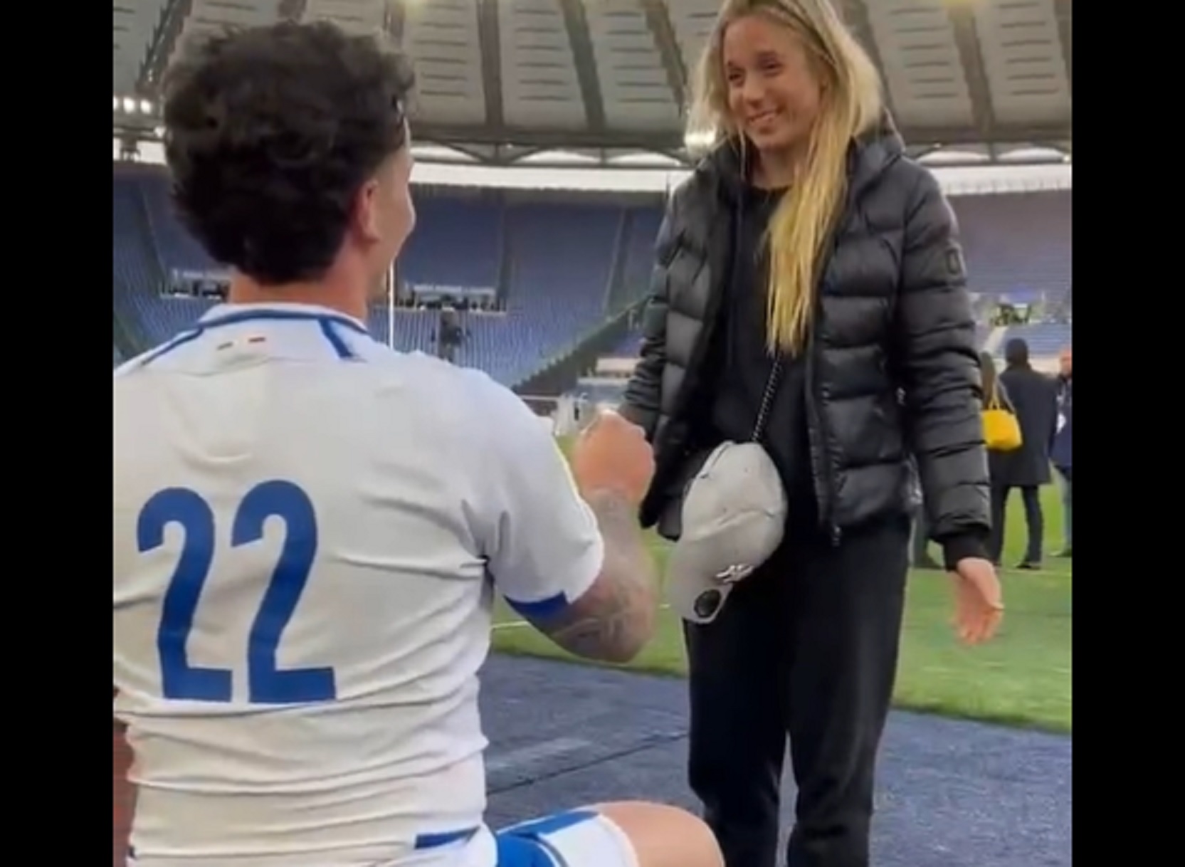 VIDEO INSOLITE – L’international Italien Marco Zanon demande en mariage sa compagne sur le terrain !