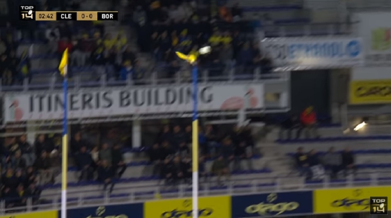VIDEO INSOLITE – Quand la pénalité de Morgan Parra percute le fanion du poteau !