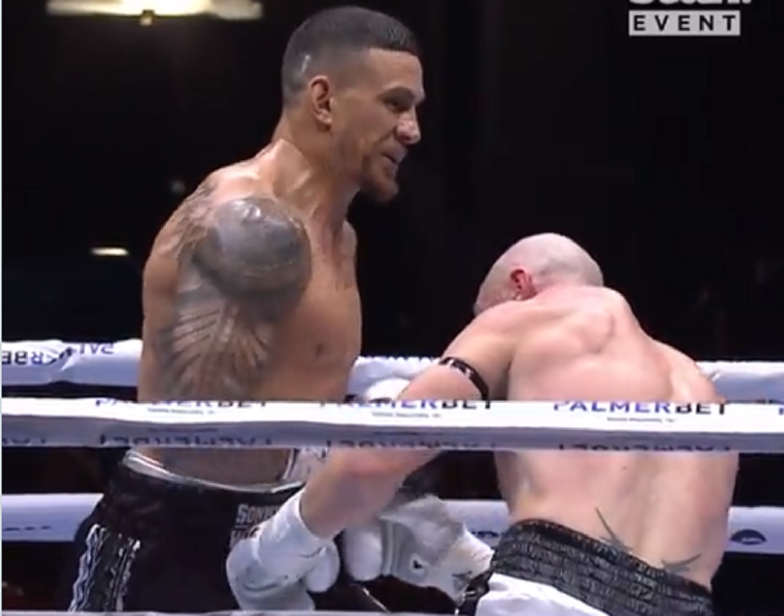 VIDEO : Sonny Bill Williams met KO son adversaire dès le 1er round !