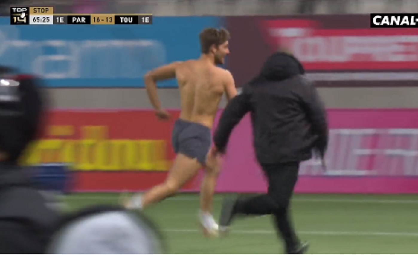 VIDEO : Un supporter rend les stadiers complètement fous en plein match entre Paris et Toulouse