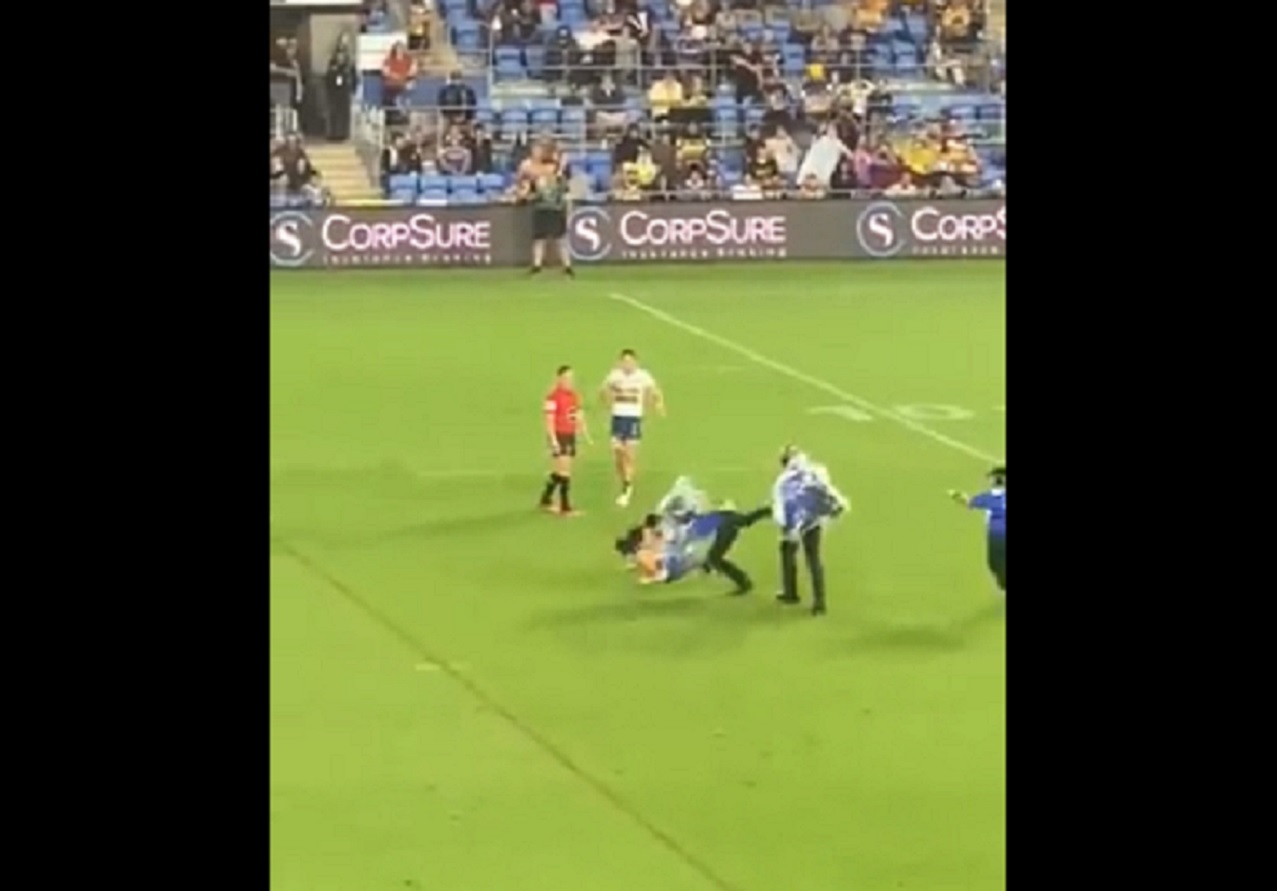 VIDEO : Une strikeuse violemment plaquée en plein match !