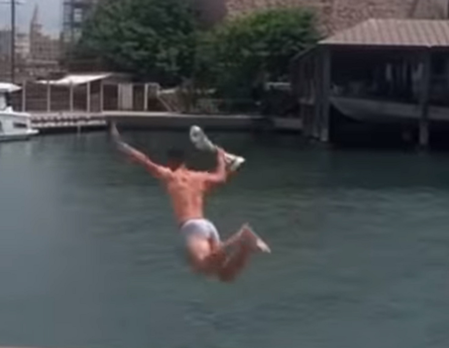 Baptiste Couilloud plonge dans le Vieux-Port de Marseille avec la Challenge Cup