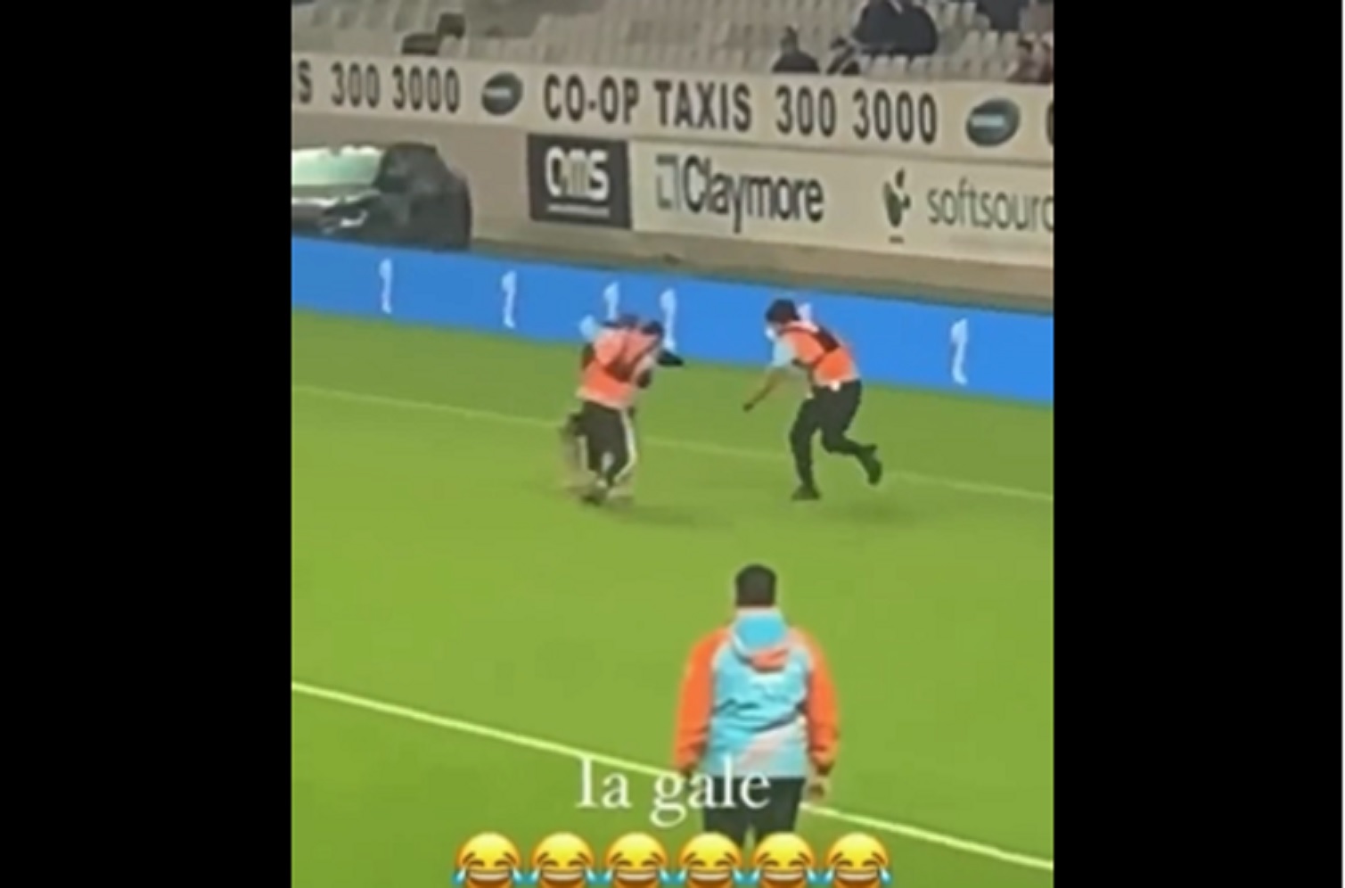 VIDEOS : Deux streakers prennent deux terribles plaquages par la sécurité du stade, à l’Eden Park !