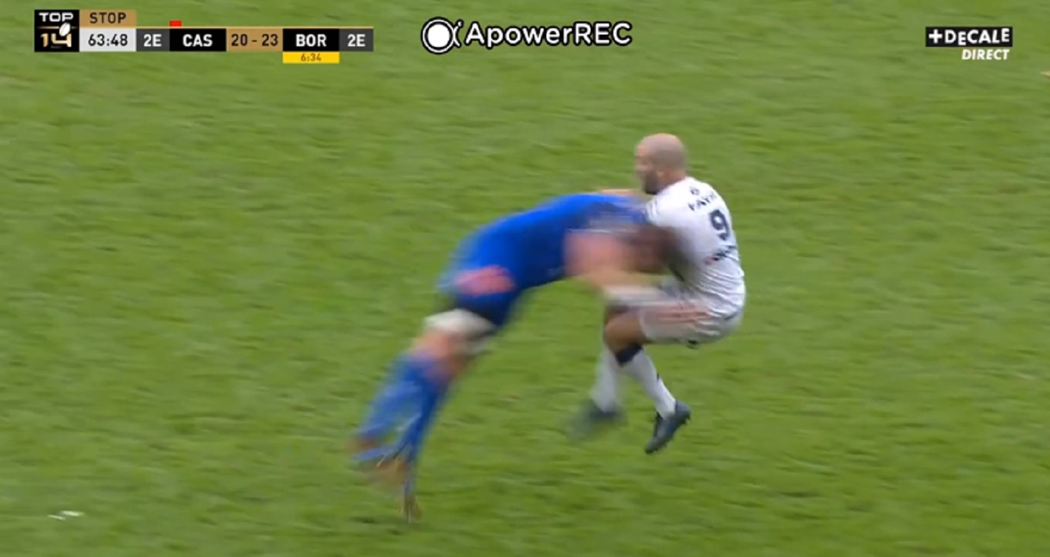 Quand un joueur de Castres demande à Romain Poite de lui dédicacer le carton rouge