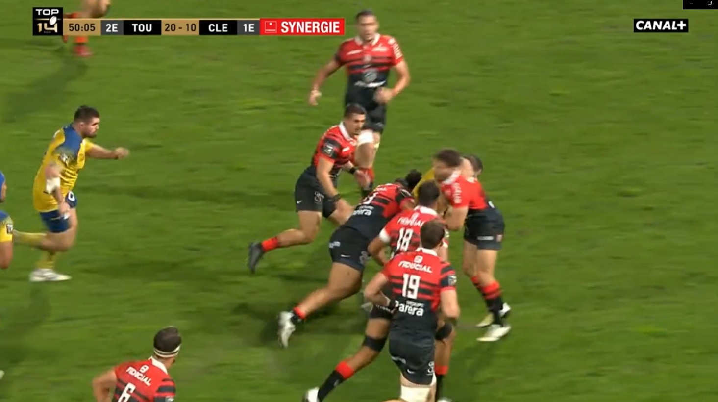 VIDEO : Antoine Dupont aurait pu être dévisagé par ce geste dangereux du Clermontois Dzmanashvili !