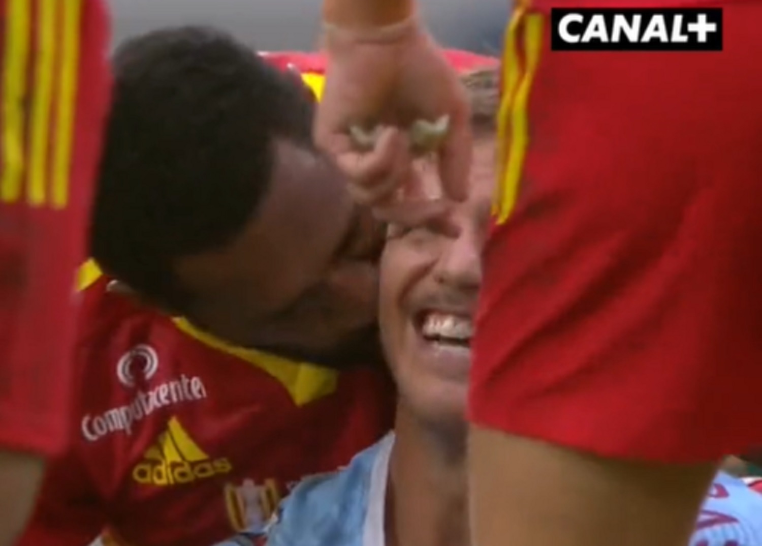 VIDEO : Quand le Catalan Tilsley fait un bisou au Bayonnais Bosch en plein match