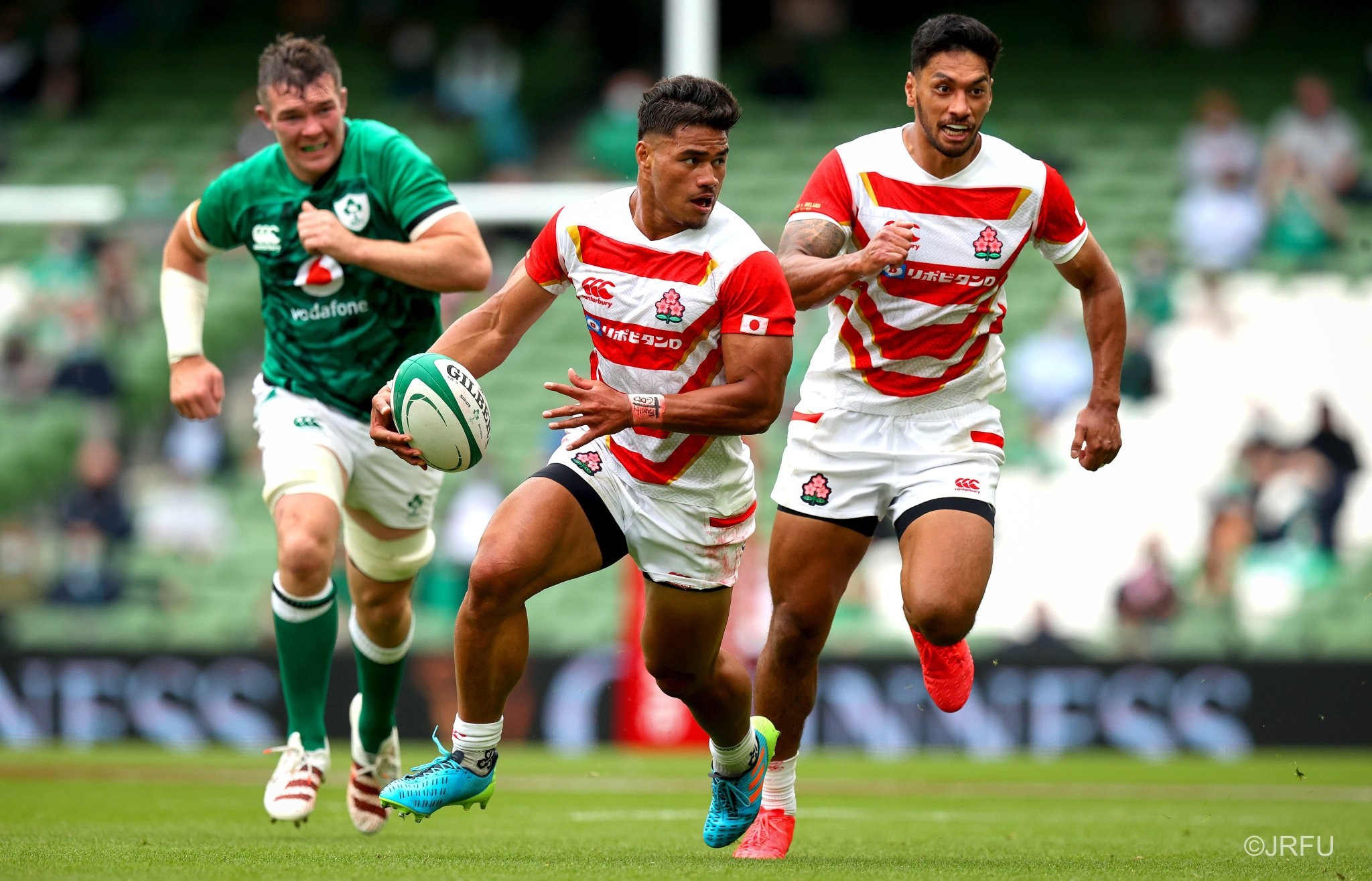 Un international Japonais se retrouve dans de sales draps