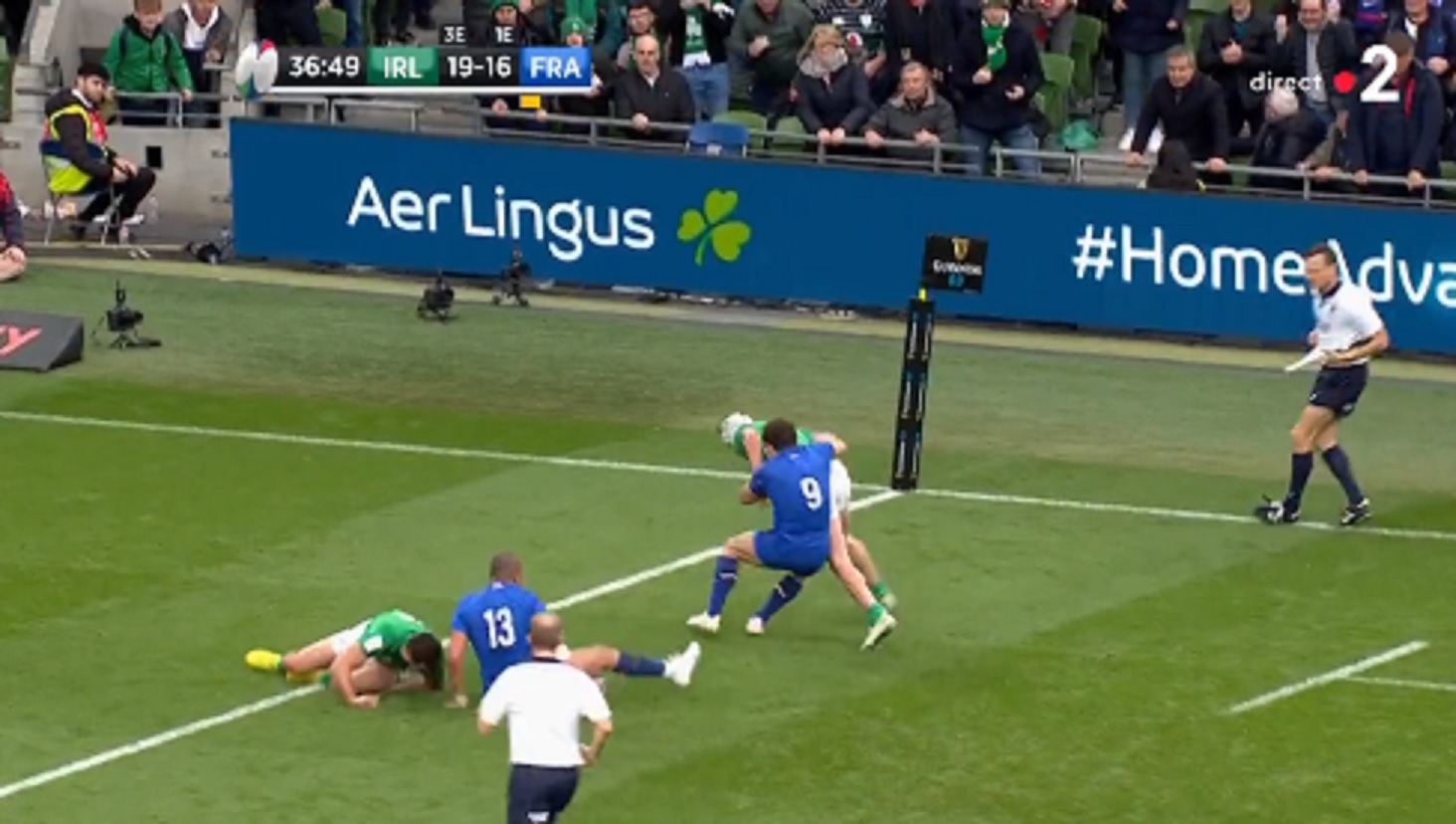 VIDEO : L’incroyable défense d’Antoine Dupont en 1 contre 1 pour sauver un essai tout fait !