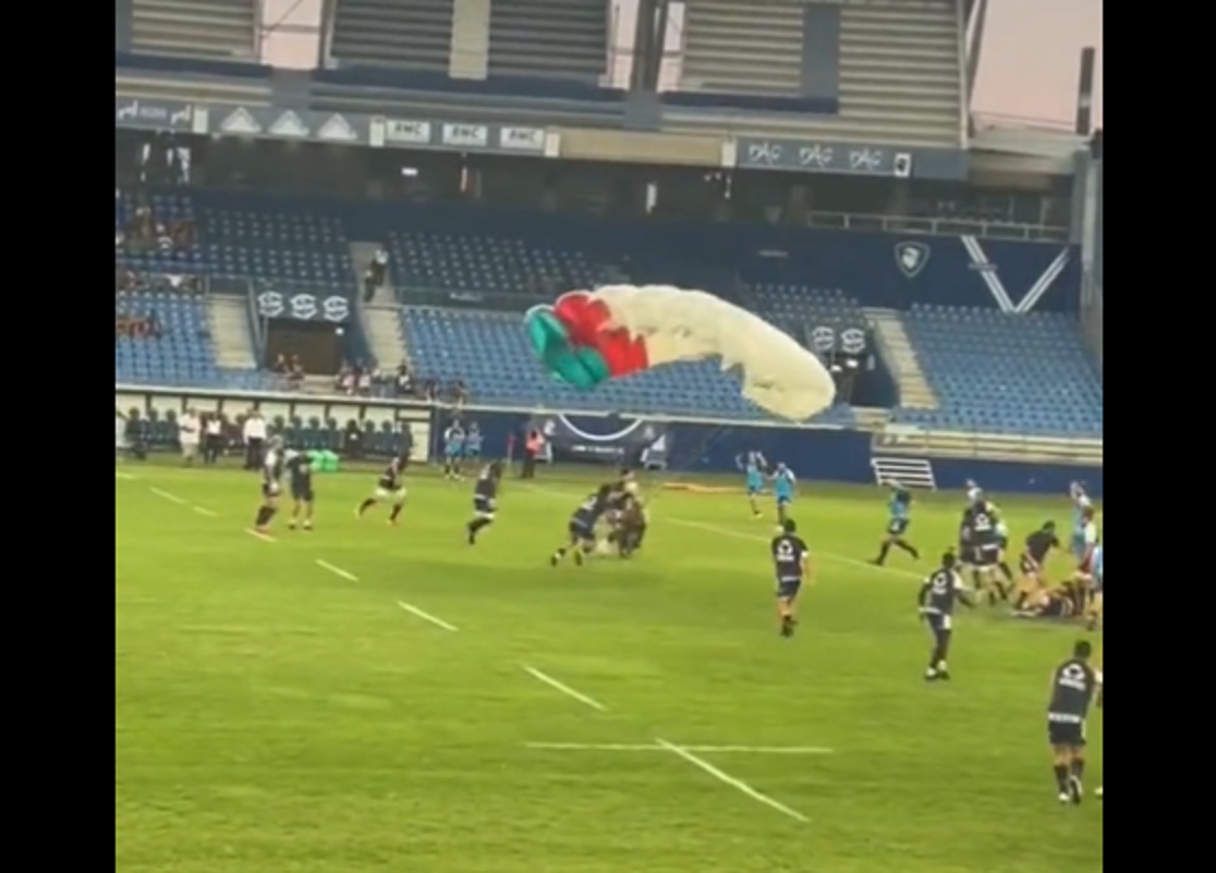 VIDEO INSOLITE – Un parachutiste atterri au milieu des joueurs de Montpellier en plein échauffement !
