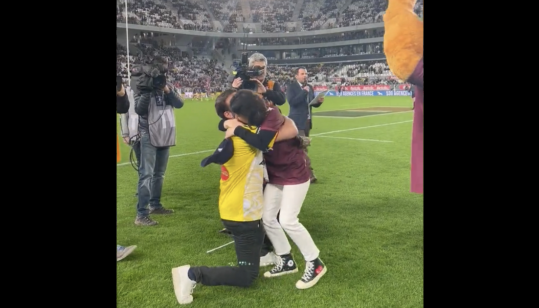 VIDEO INSOLITE – Il demande sa femme en mariage en plein match de Top 14
