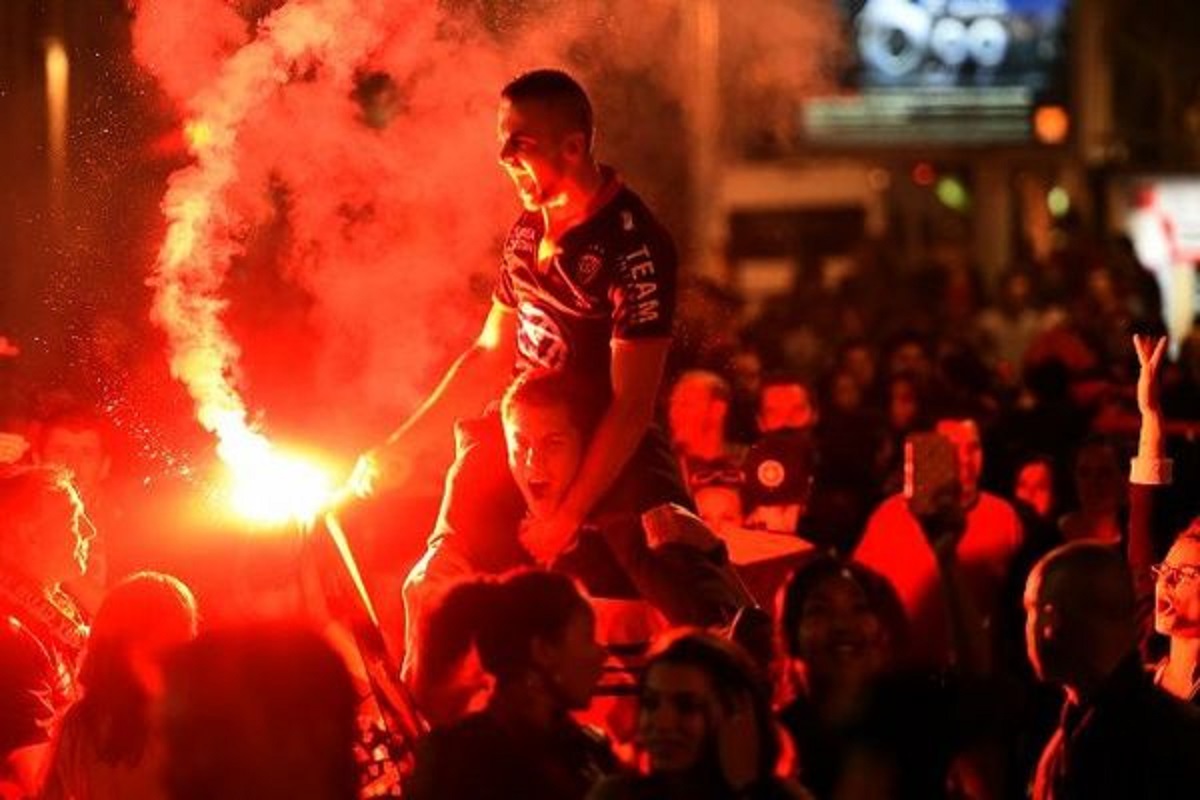 Les fumigènes bientôt autorisés dans les stades, en France ?