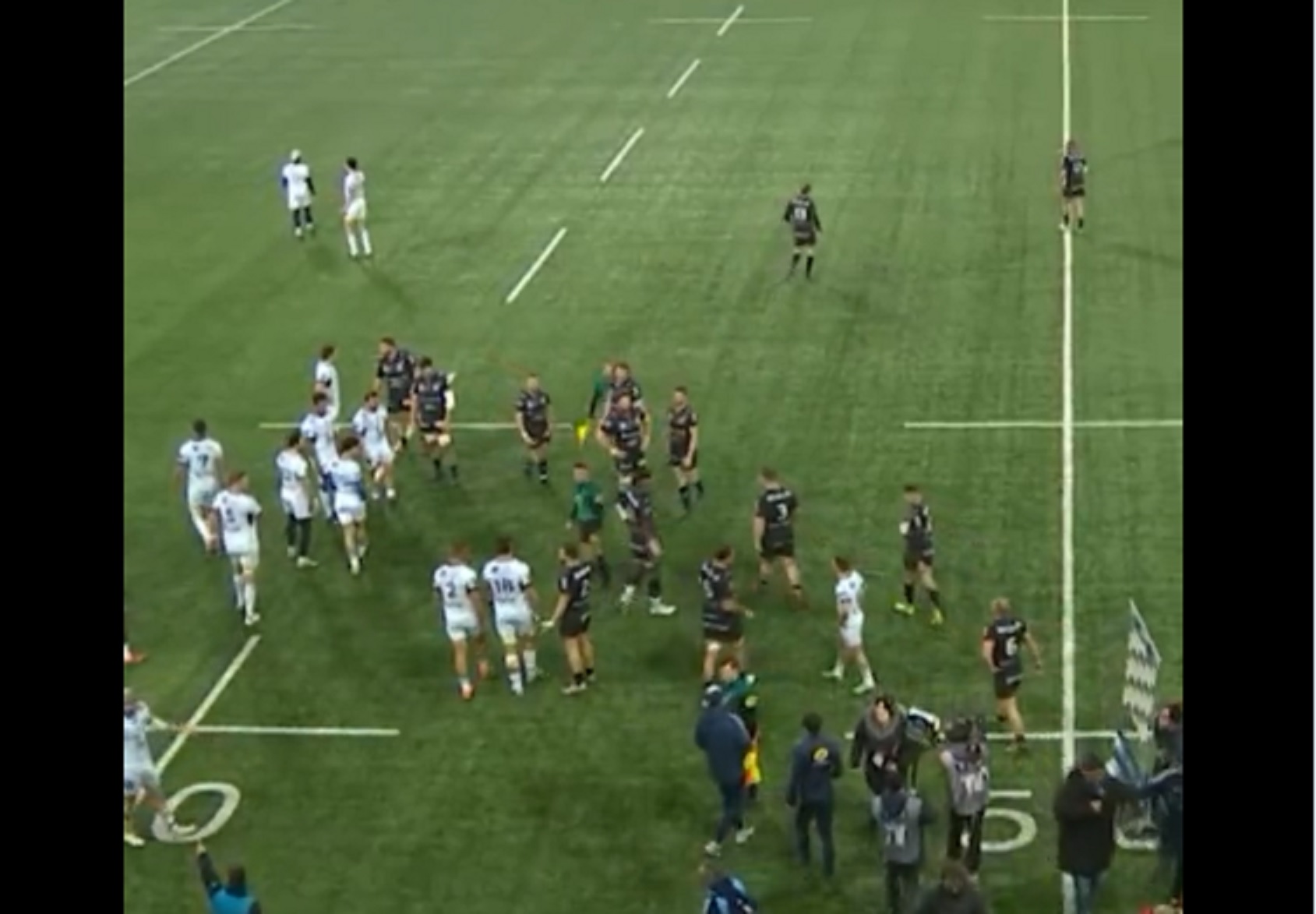 VIDEO INSOLITE – Un joueur d’Oyonnax se fait interviewer par Canal + en plein match !