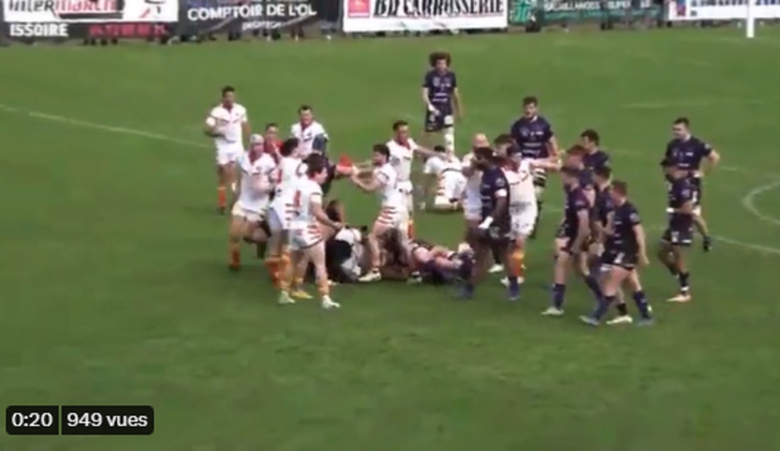 VIDEO CHOC : Un joueur s’acharne sur un adversaire en plein match !