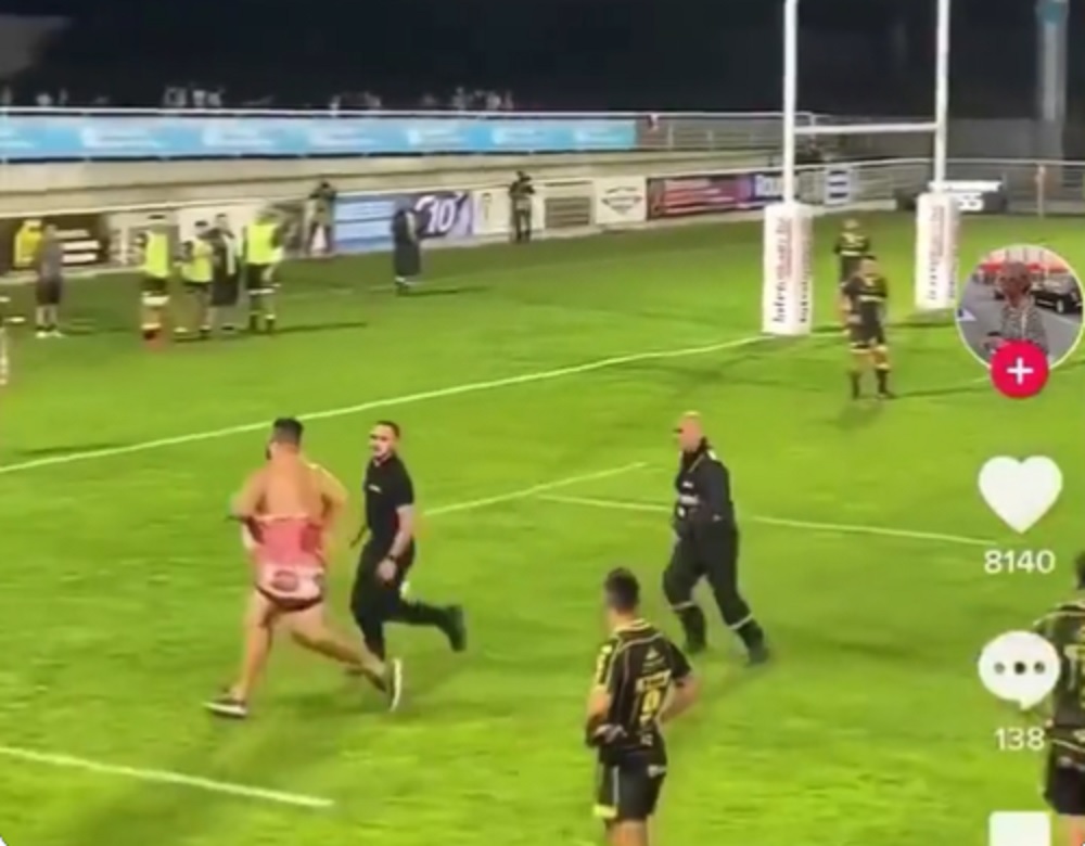 VIDEO INSOLITE – Un streaker extrêmement solide renverse la sécurité à Aurillac !