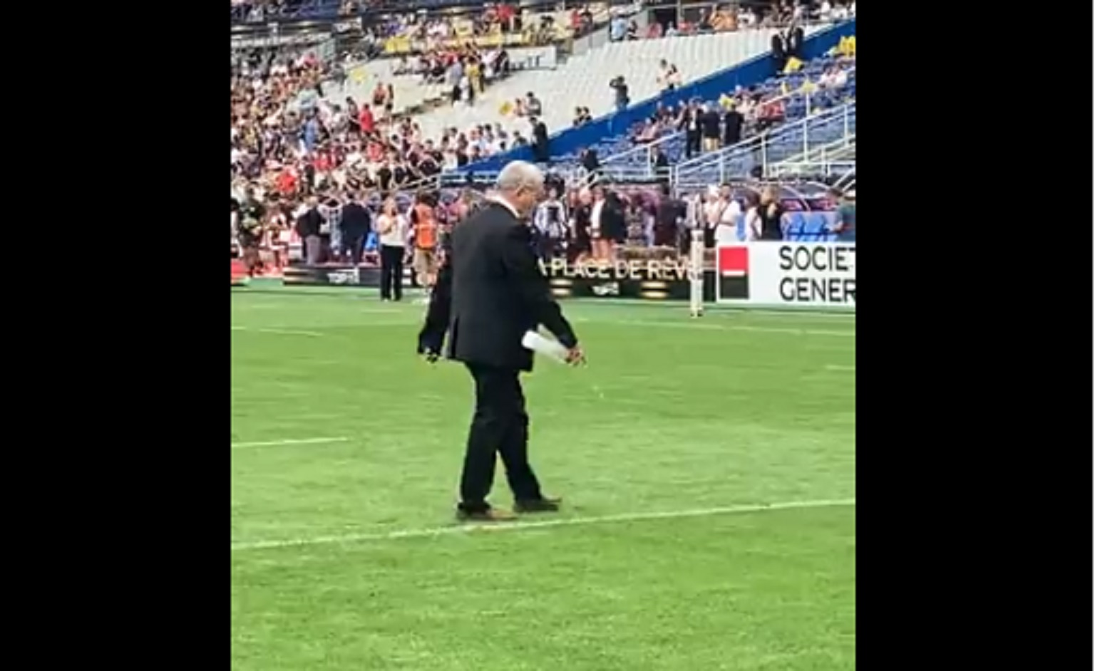 VIDEO : L’eau bénite du Stade-Toulousain versée sur la pelouse du Stade de France serait réellement efficace !