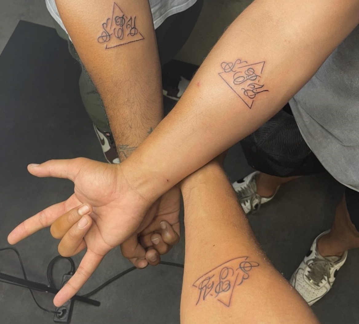 Trois Toulousains dont deux futurs Toulonnais réalisent un tatouage en commun !
