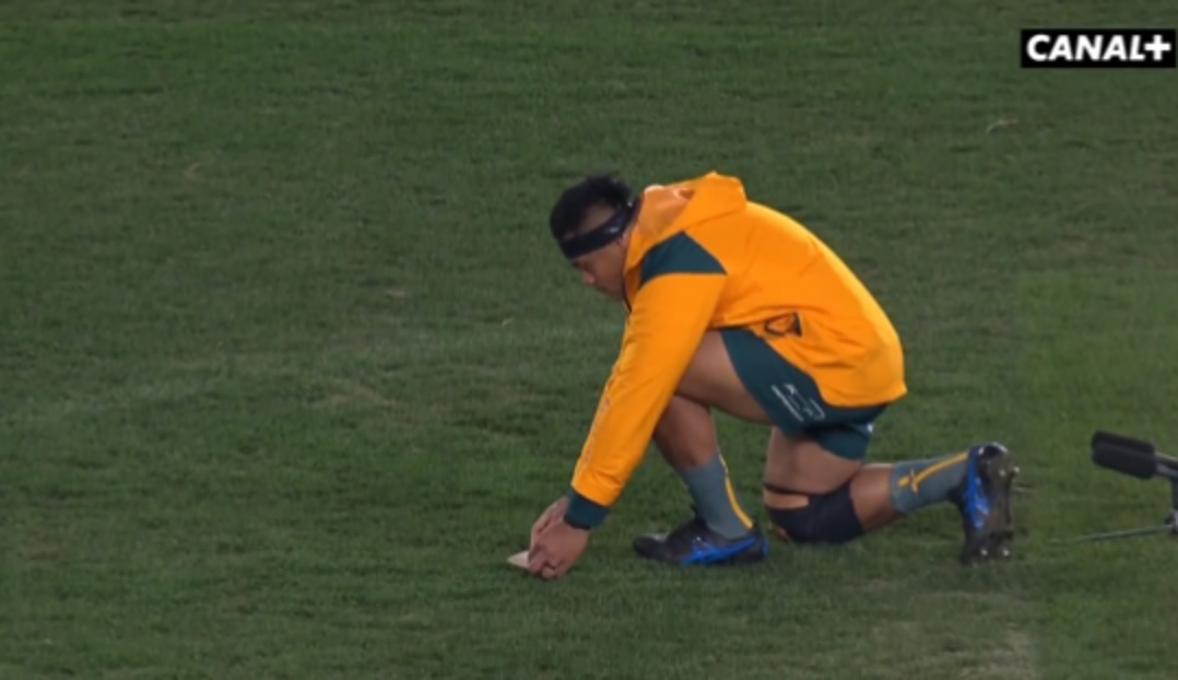 VIDEO INSOLITE – Le capitaine de l’Australie offre un boomerang aux All-Blacks pendant le HAKA !