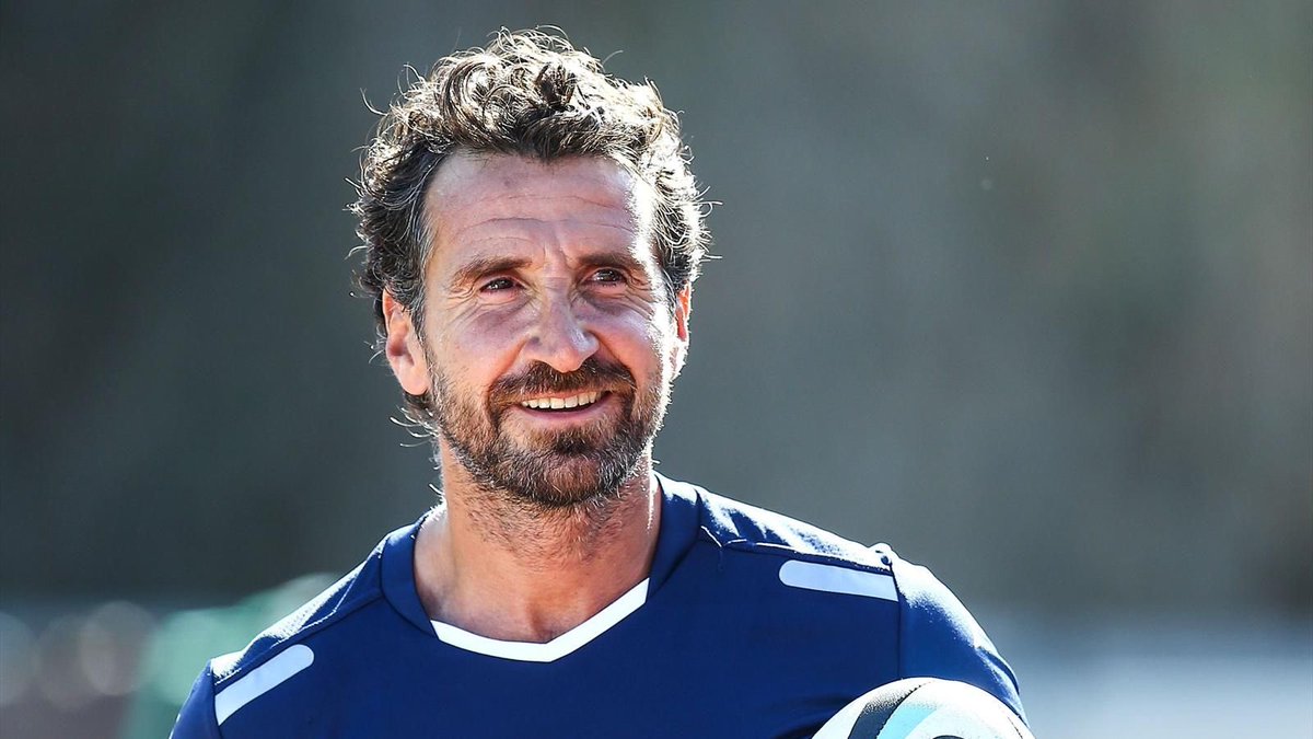 Vincent Etcheto en admiration devant la ligne d’attaque d’un club du Top 14