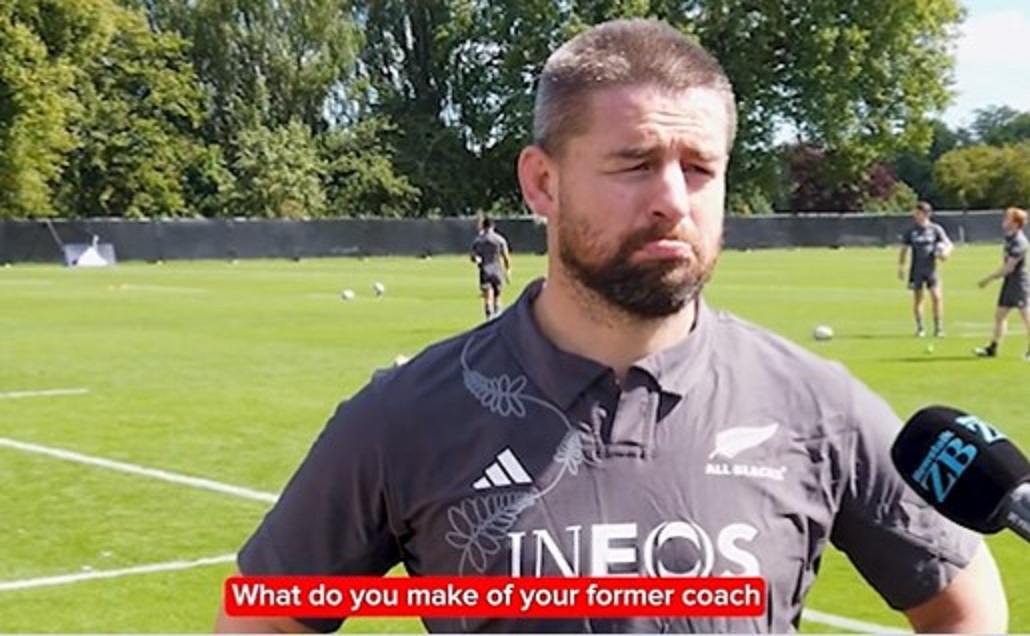 VIDEO – Dane Coles abasourdi en pleine interview : “Qu’est-ce que tu es en train de faire là ?”