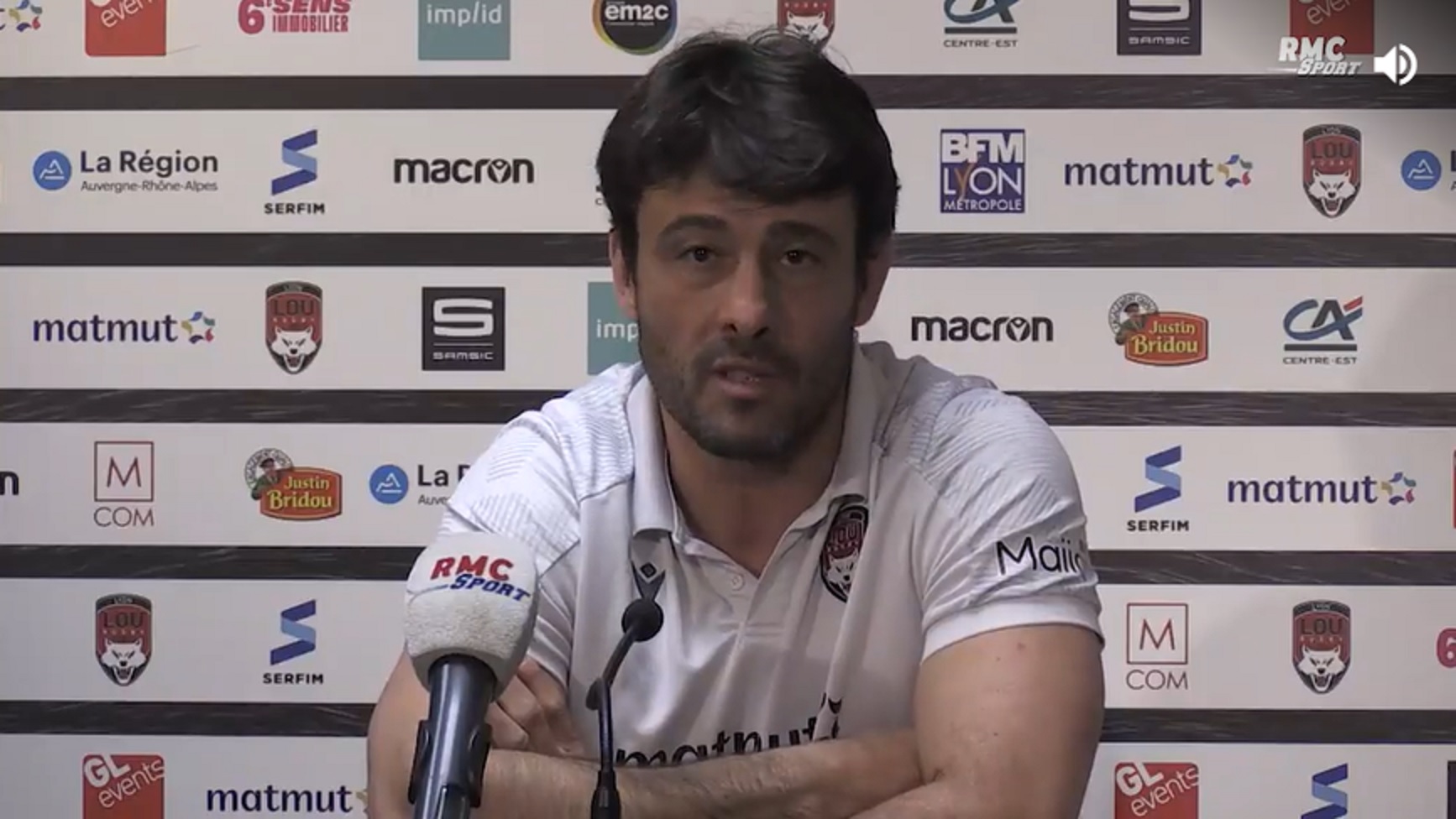 Un joueur du LOU Rugby envoie un tacle déguisé à Xavier Garbajosa