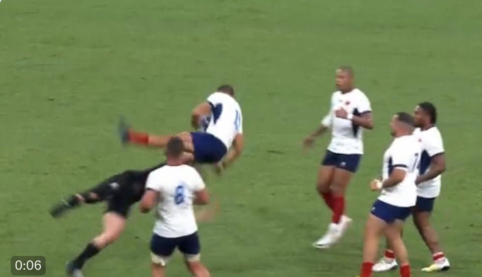 VIDEO : Will Jordan écope d’un carton jaune pour avoir renversé Ramos !