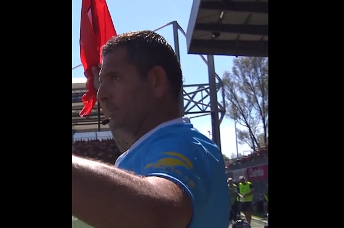 INSOLITE – L’arbitre Adrien Descottes a arbitré à la touche avec le drapeau du Stade-Toulousain