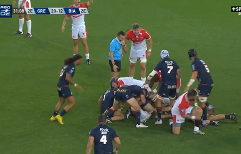 VIDEO INSOLITE – Le ballon se bloque dans un maillot Grenoblois : Le jeu est arrêté !