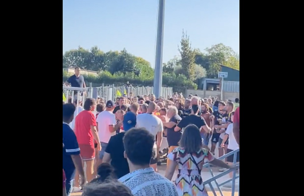 VIDEO ECOEURANTE – Une bagarre éclate entre supporters lors d’un match amateur !