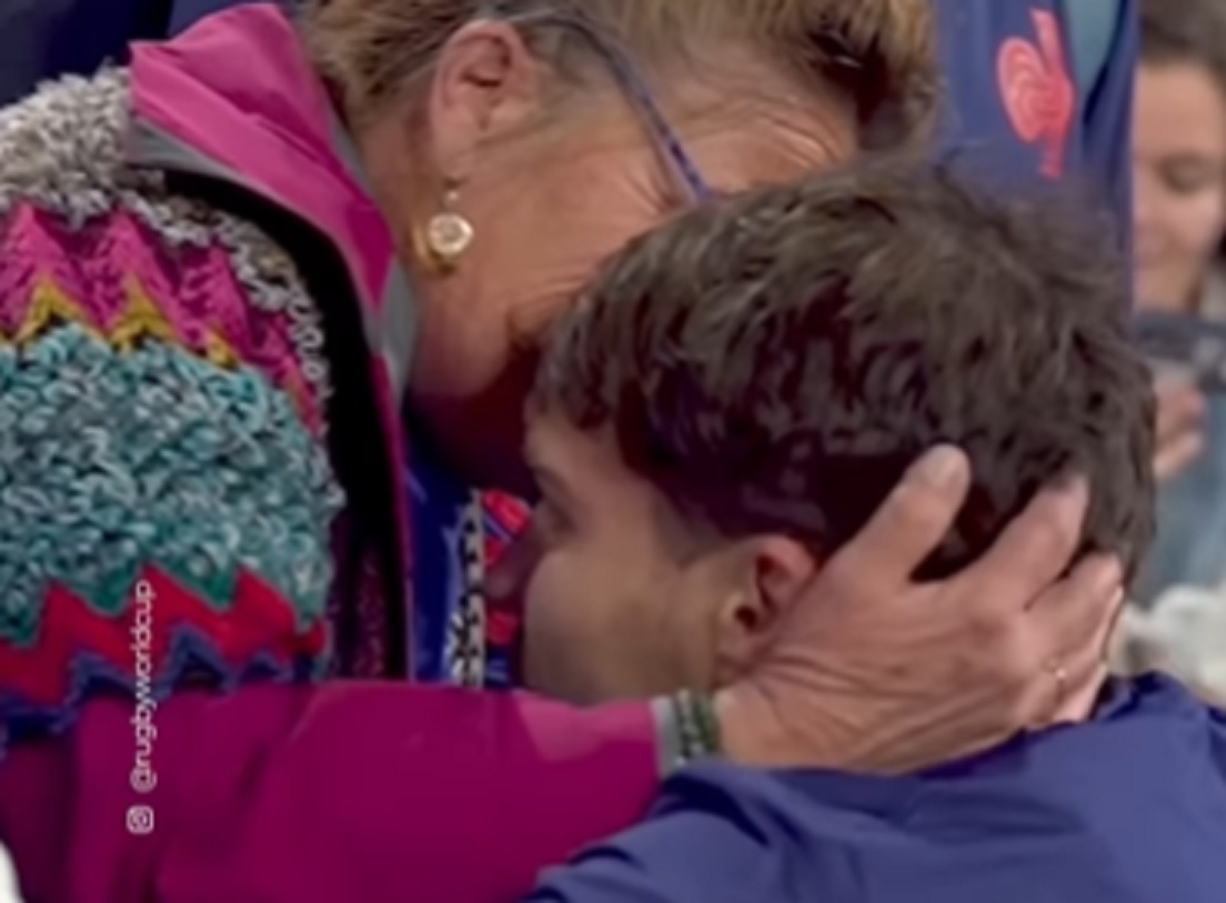 VIDEO : Antoine Dupont en pleurs consolés par sa maman et ses proches