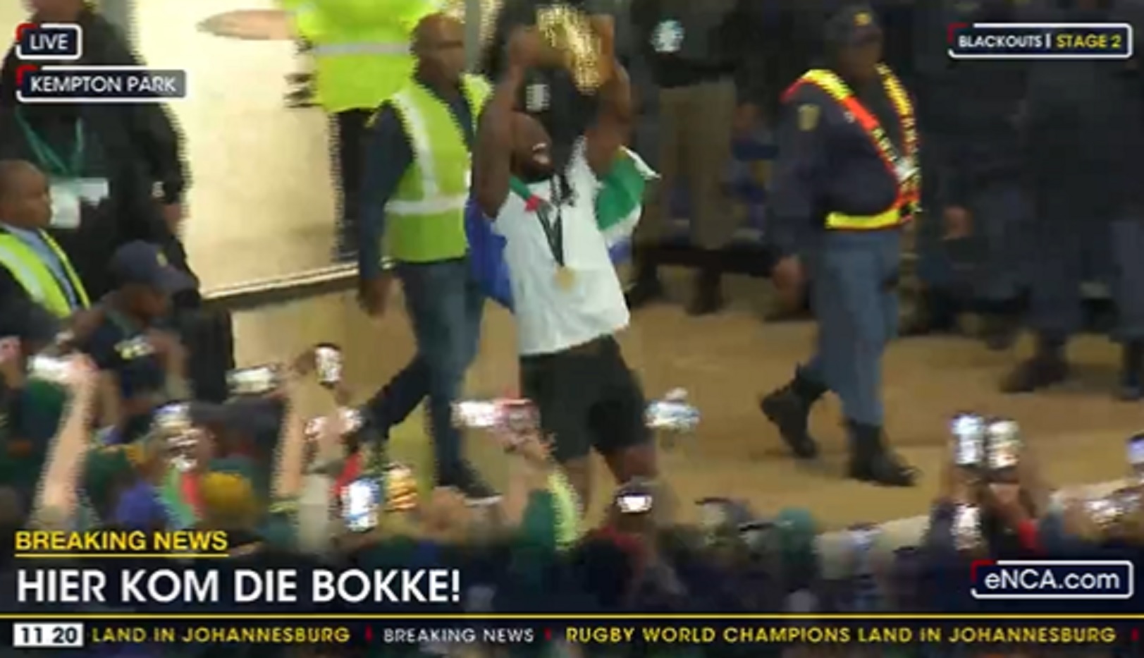 VIDEO : Quand Siya Kolisi exulte devant le peuple Sud-Africain avec la Coupe du monde !