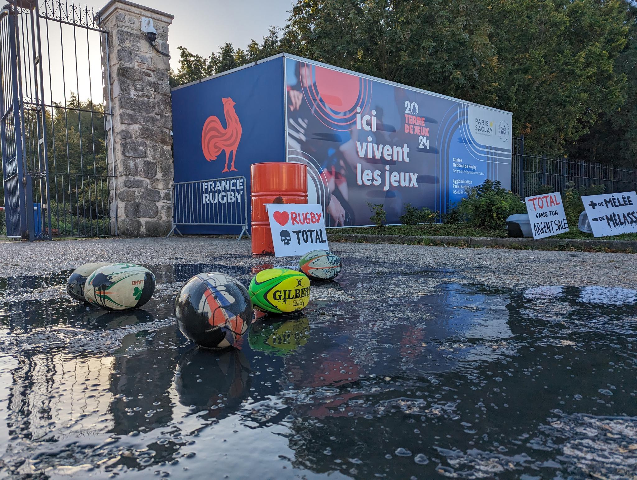 Le siège de la Fédération Française de Rugby souillé par du pétrole !