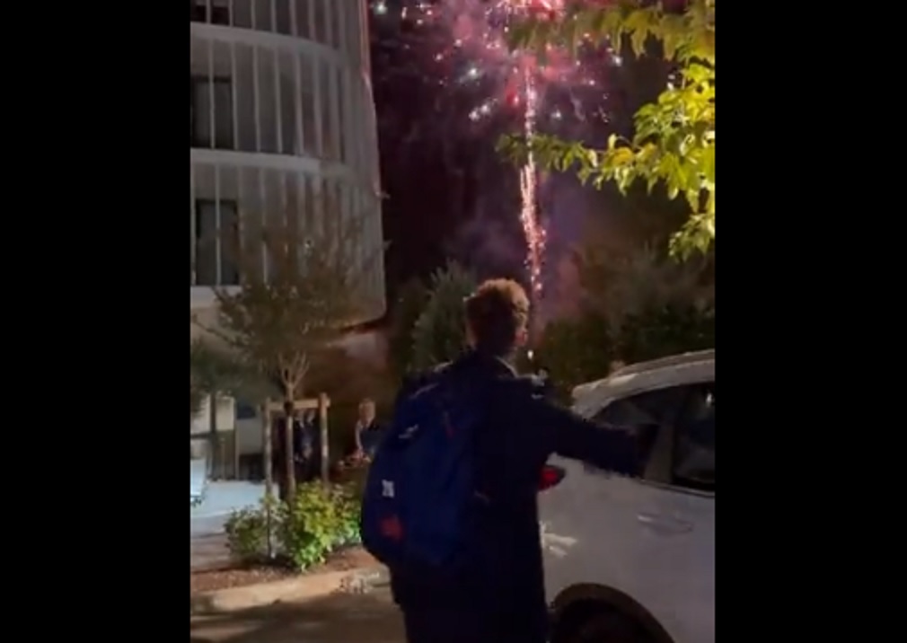 Feu d’artifice, musique à fond et pas de danse : Vivez la célébration des Bleus !