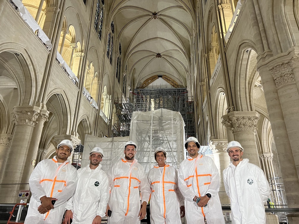 Les joueurs du XV de France en visite à la cathédrale de Notre-Dame de Paris