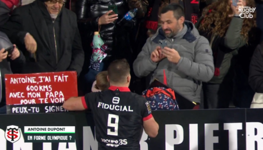VIDEO : Le moment mignon d’Antoine Dupont avec une jeune supportrice du Stade-Toulousain
