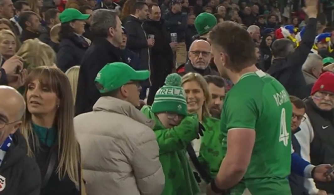 VIDEO : Le moment émouvant où McCarthy offre sa médaille à son frère handicapé