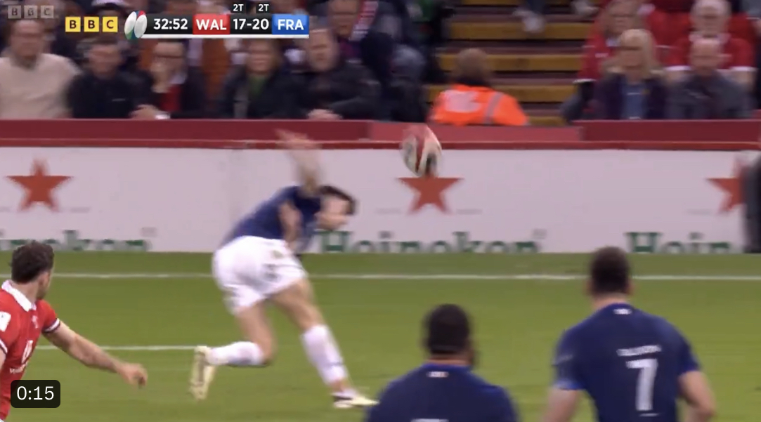 VIDEO : La chistera incroyable de Nolann Le Garrec contre les Gallois !