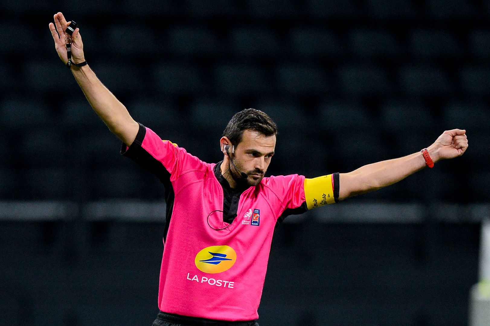 Les supporters Palois pestent contre l’arbitre Vivien Praderie avant le match contre Bayonne !