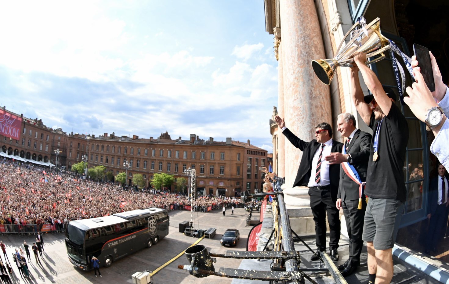 Les folles images de la célébration du titre Européen du Stade-Toulousain sur la place du Capitole