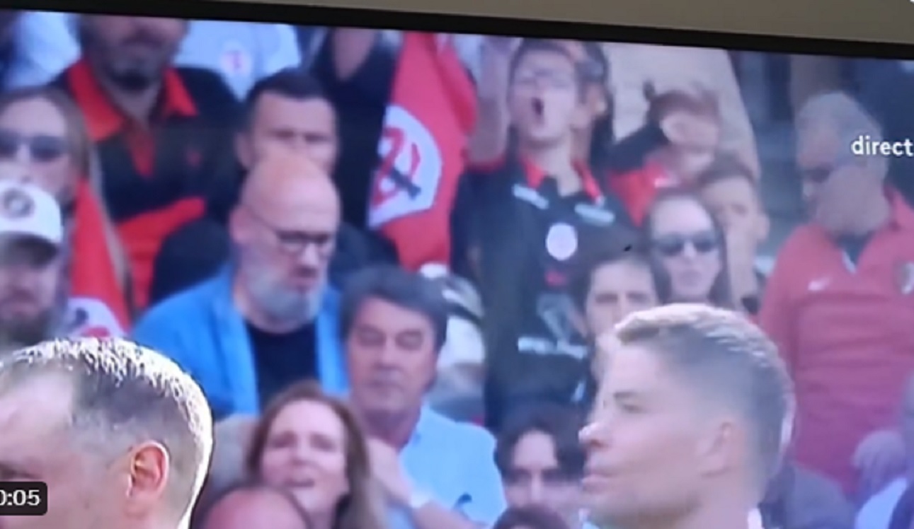 La vidéo d’un papa demandant à son fils – supporter Toulousain – d’arrêter d’invectiver l’arbitre fait le buzz !