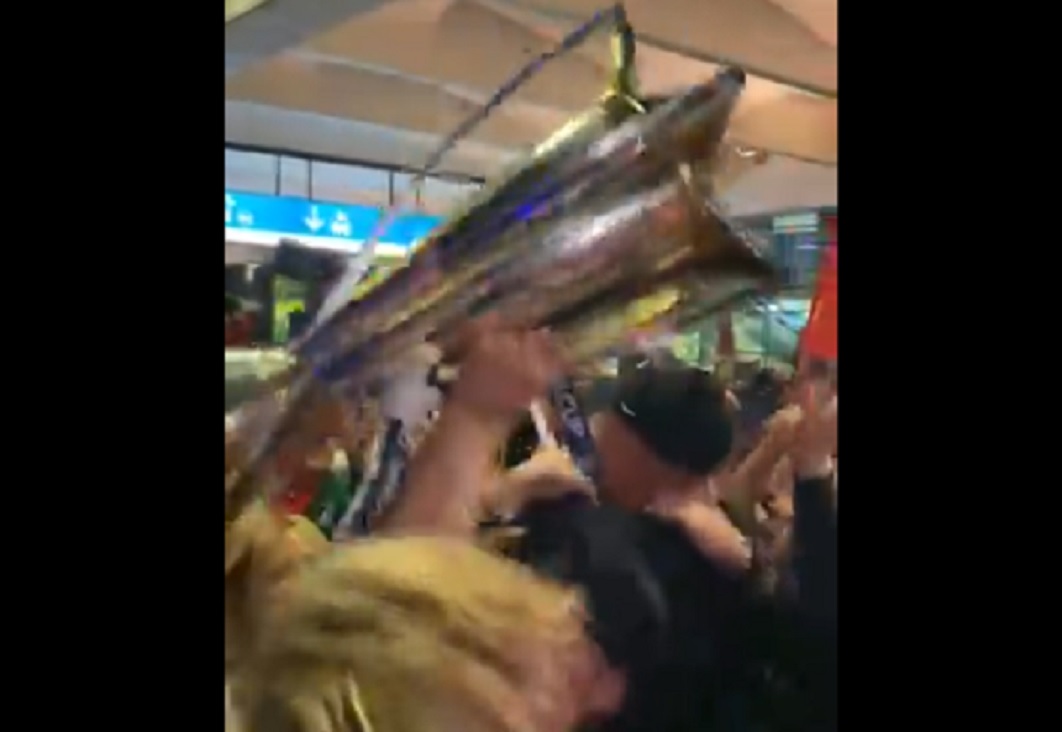 VIDEO : Les Toulousains accueillis à l’aéroport par de nombreux supporters, à 2h00 du matin !