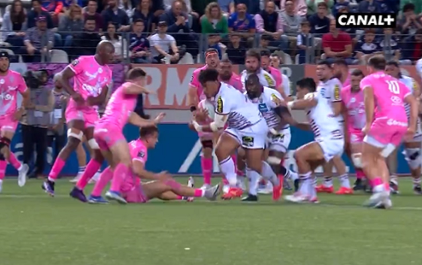 VIDEO : L’énorme tampon de Tatafu sur Ward avec le micro !