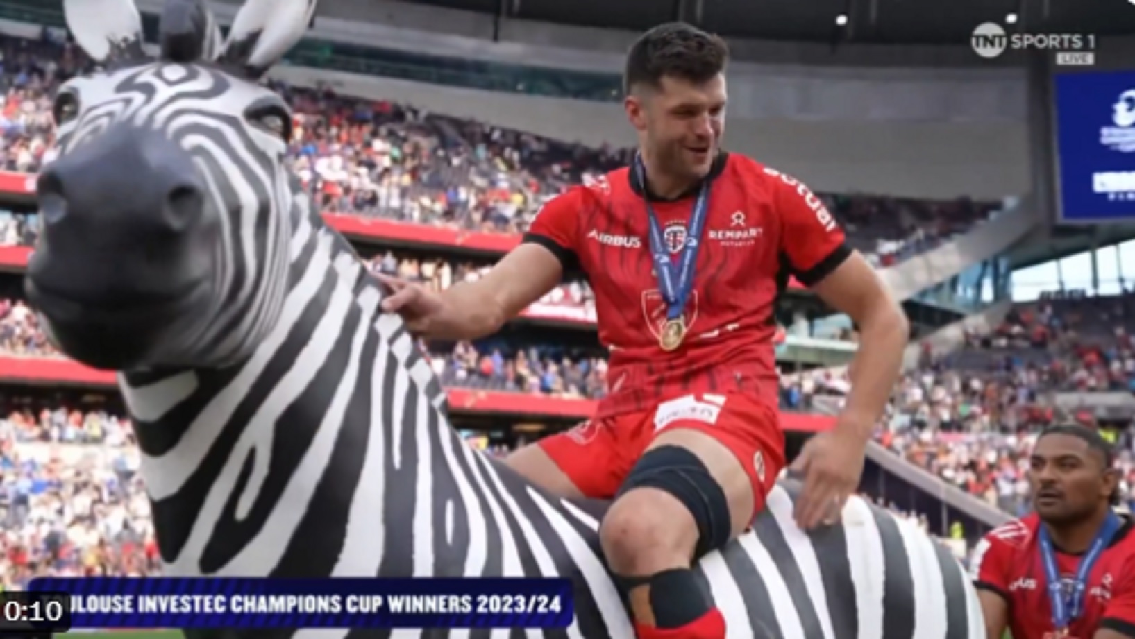 On sait pourquoi Blair Kinghorn a célébré la victoire sur le dos d’un zèbre !