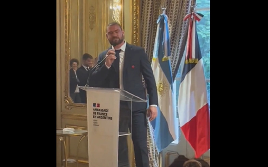 VIDEO INSOLITE – Le bizutage de Romain Briatte à l’ambassade de France, à Buenos Aires !