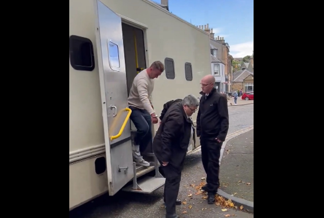 VIDEO : L’arrivée du Montpelliérain Stuart Hogg menotté au tribunal, en Ecosse !