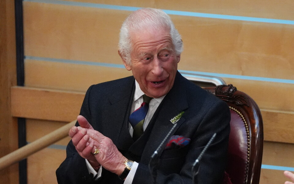 INSOLITE – Le roi Charles III danse avec un Tuilagi !