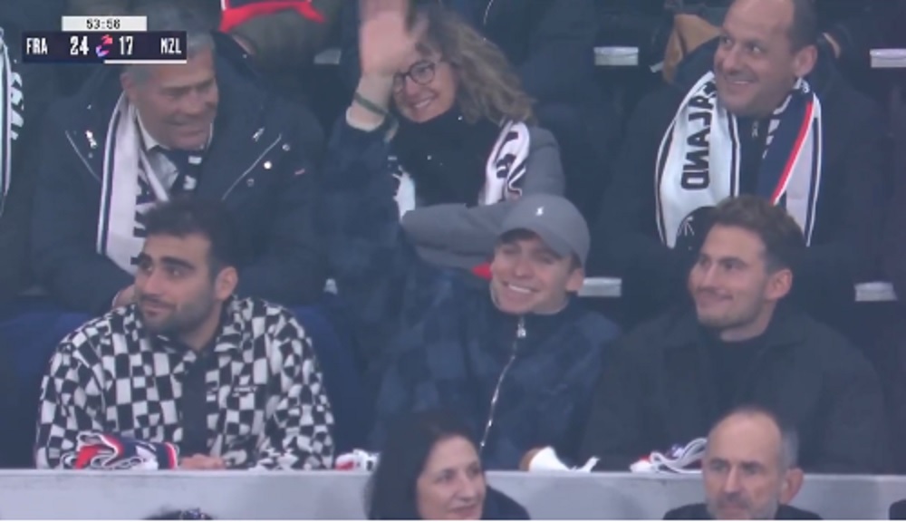 VIDEO : Un invité surprise acclamé dans les tribunes du Stade de France, contre les Blacks !